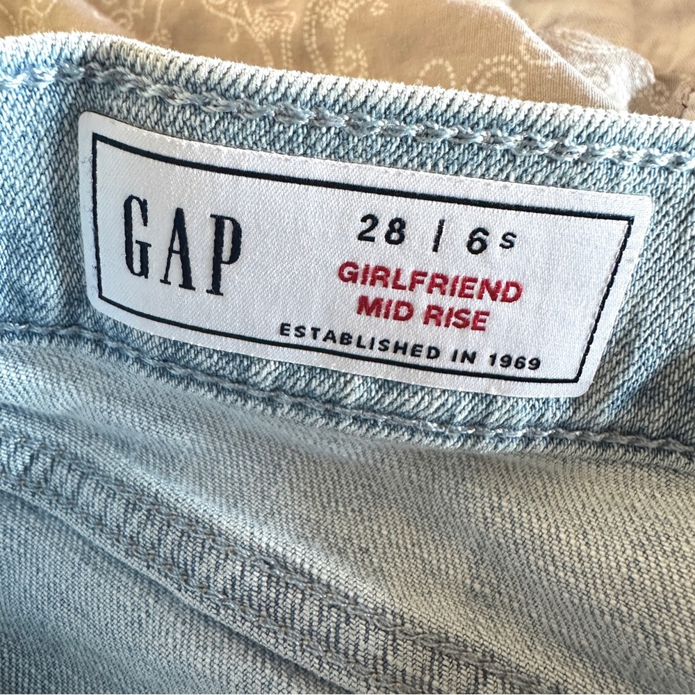 GAP Mid Rise Girlfriend Jeans with Washwell, Light Wash, size 28 SHORT - Picture 9 of 10